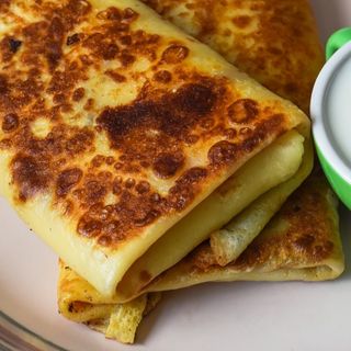 Naleśniki kurczak curry, pieczarki, cebula, ser, sos