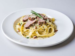 Tagliatelle z polędwiczkami w sosie śmietanowym
