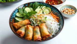 Salad Bun Nem - makaron Bun z Sajgonki