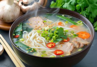 Zupa z kurczakiem i makaronem sojowym