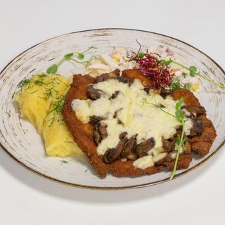 Kotlet schabowy zapiekany z pieczarkami i serem