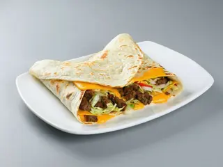 Naleśnik z kebabem wołowo-drobiowym i ,serem cheddar