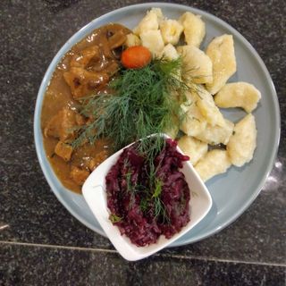 Gulasz myśliwski, kopytka, zestaw surówek