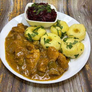 Gulasz myśliwski, ziemniaki, surówki