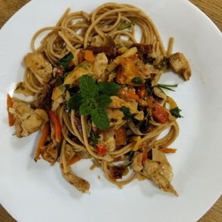 Makaron z kurczakiem i warzywami 