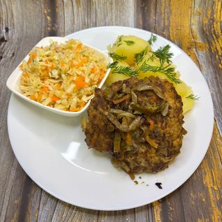 Rumsztyk z cebulką, ziemniakami i zestawem surówek