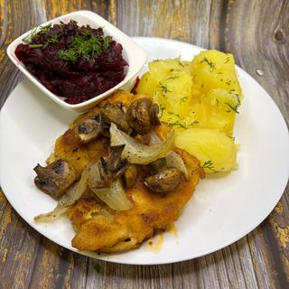 Schabowy z ziemniakami i zestawem surówek 