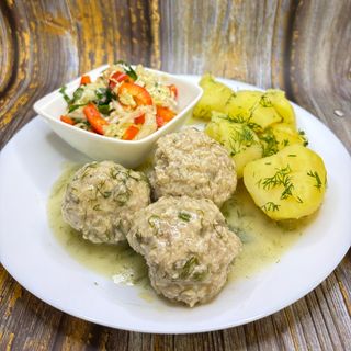 Pulpeciki indycze w sosie koperkowym, ziemniaki, zestaw surówek