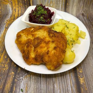 Filet z kurczaka, ziemniaki zestaw surówek 