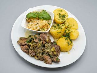 Wątróbka  ziemniakami i surówką