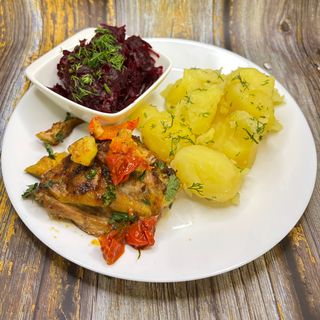 Udko pieczone, ziemniaki, zestaw surówek