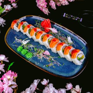 Uramaki Surimi z łososiem na wierzchu