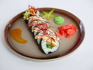 Futomaki z kalmarem w tempurze z kobe i chilli