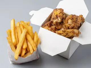 Grillowane skrzydełka z kurczaka 8 szt + frytki
