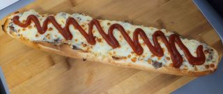 Zapiekanka Klasyczna 30cm z sosem