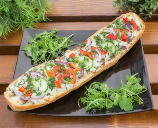 Zapiekanka z salami i szczypiorkiem