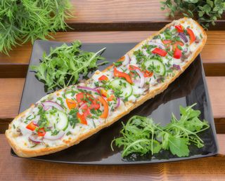 Zapiekanka z serem feta i oliwkami