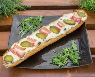 Zapiekanka z boczkiem i ogórkiem kiszonym