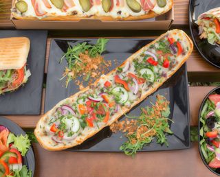 Zapiekanka z szynką, boczkiem, salami i szczypiorkiem