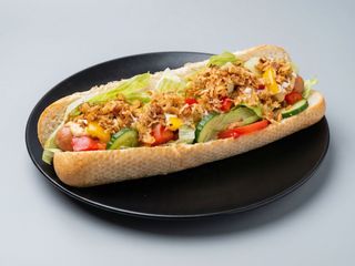 Hot dog z warzywami, cebulą prażoną i serem mozzarella