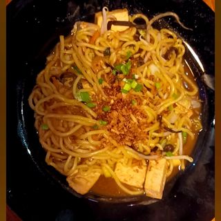 Makaron ramen z tofu, surówka