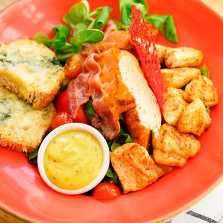 Sałatka z kurczakiem, boczkiem i serem góralskim