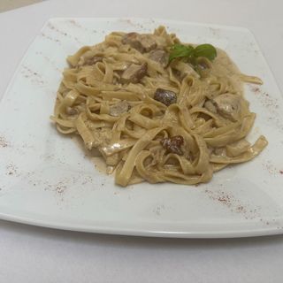 Tagliatelle w sosie liguryjskim z borowikami