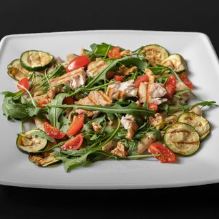 Penne pełnoziarniste z grillowanym łososiem