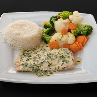 Łosoś z grilla w sosie szczypiorkowym