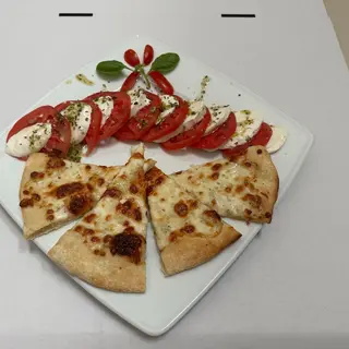 Caprese z pomidorami i bazylią