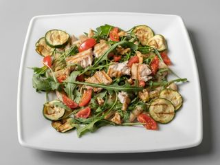 Penne pełnoziarniste z grillowanym łososiem