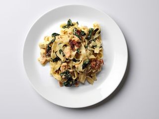 TAGLIATELLE ZE SZPINAKIEM I ŁOSOSIEM