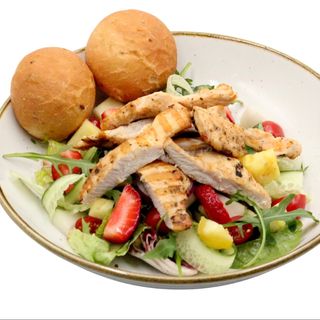 Sałatka z grillowanym kurczakiem z sosem vinegrette