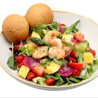 Sałatka z krewetkami z sosem vinegrett