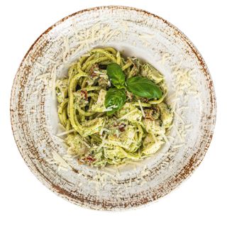 Spaghetti con pollo e pesto