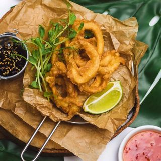 Kalmary w tempurze 6 szt + sriracha mayo