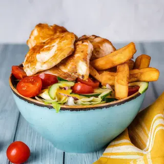 Grillowane kawałki kurczaka z frytkami i sałatką DUŻE