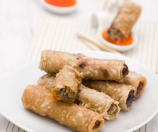 Sajgonki z ryżem i surówką 3szt