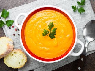 Zupa krem marchewkowy na mleku kokosowym z chilli