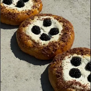 Drożdżówka z jerzynami i kremem patissiere