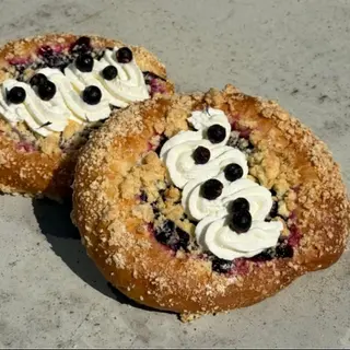 Drożdżówka z jagodami i mascarpone 