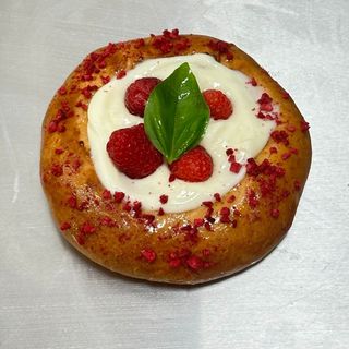 Drożdżówka z malinami i crunchiem z białej czekolady