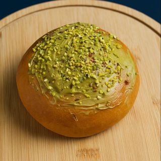 Drożdżówka z nadzieniem pistacjowym