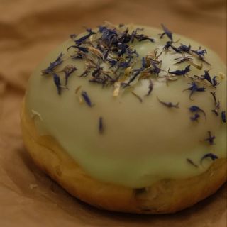 Pączek z nadzieniem Matcha (zielona herbata)