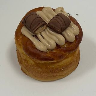 Drożdżówka  z nadzieniem o smaku Kinder Bueno