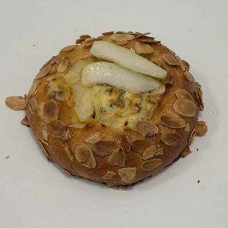 Drożdżówka z serem gorgonzola i gruszką