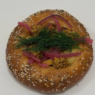 Drożdżówka z tofu, ziemniakami i musztardą francuską