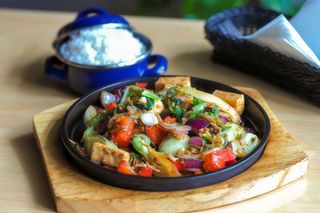 Tofu z trawą cytrynową i warzywami 