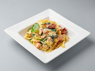 Tagliatelle z łososiem i suszonymi pomidorami 350g