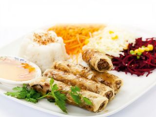 Zestaw Sajgonki 4szt z ryżem i sałatką